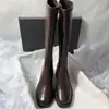 Primer encuentro: tacón grueso, punta cuadrada, color liso, elástico, hasta la rodilla, ajuste ceñido, tacón grueso, caña alta, botas de tacón alto