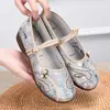 La nueva colección de otoño de Bai Zhenhe de zapatos de tela tradicionales de Pekín para mujer es transpirable, ligera y fácil de poner, con una suela suave y características antideslizantes, adecuados para madres y diseñados para combinar con la vestimenta Hanfu.