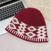 Gorro de lana tejido popular de otoño e invierno con bloques de color retro y patrón de diamantes para mujer, sombrero pequeño versátil a prueba de viento y cálido estilo coreano para hombre