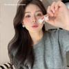 Pendientes de Metal con Flor y Perla de Alto Sentido de la Moda Simples Ligeros de Lujo Elegantes Elegantes Pendientes Elegantes Para el Trabajo TikTok Explosiones