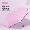 O logotipo estampado floresce e muda de cor quando entra em contato com a água. Guarda-chuva publicitário triplo de plástico preto para proteção solar. Guarda-sol. Pequeno doce