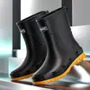 Botas de chuva masculinas de bico fechado, comprimento até a panturrilha, impermeáveis, antiderrapantes, resistentes ao desgaste, adequadas para pesca, uso na cozinha e como botas de trabalho ou sapatos de borracha.