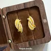 Mismo estilo en tienda de oro, oro de arena método antiguo, incrustado de diamantes, cepillado, cinta retorcida, aretes de botón, moño hueco tridimensional, sensación de alta gama, regalo