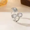Anillo de Luz de Zirconia Incrustada en Oro Real Chapado en Cobre Transfronterizo Europeo y Americano Lujo Ligero Sensación de Alta Gama Anillo para el Dedo Joyería de Mano Versátil Fabricante Venta al por Mayor en Stock