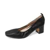 Sapatos Minimalistas Franceses de Salto Médio Bloco com Bico Quadrado para Mulheres 2024 Novos Chiques Couro Macio Sapatos de Salto Alto Estilo Coreano Pele de Ovelha Sapatos de Vovó