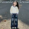 Conjunto de Cardigan de Tricô Patchwork Xadrez para Meninas 2026 Nova Moda e Super Fofo Jeans de Barra Larga para Meninas Roupa de Outono