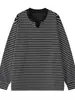 Nova camiseta masculina de manga longa, gola V estilo americano, marca da moda, base soltinha para adolescentes, roupa versátil listrada para o outono de 2026