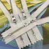 Em estoque Zíper YKK nº 3 metal níquel cobre [dentes levemente amarelados] zíper fechado tecido branco três cursores