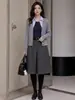 Saia Midi de Lã Feiyuan Feminina com Bolinhas, Corte Evasê, com Cinto e Zíper nas Costas, Nova Moda Versátil Cinza para Outono e Inverno