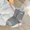 Meias Femininas Novas de Outono e Inverno, Meias Cano Médio Sem Costura com Etiquetas de Tecido Listradas, Estilo Japonês Ins Tendência Casual Simples de Algodão