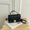 Nova bolsa quadrada pequena, elegante, de alta qualidade e esteticamente agradável, com estampa de coração, chique, simples e versátil, que pode ser carregada no ombro, na transversal ou na mão, para 2025.