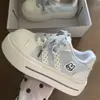 Zapatos de Otoño Suela Gruesa Aumentan la Altura Zapatos de Mujer 2026 Nuevo Estilo Zapatos Blancos de Otoño Estudiantes de Secundaria Súper Suaves Versátiles Casuales Zapatos de Plataforma