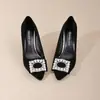Zapatos de Salón de Tacón de Cuña con Puntera Puntiaguda y Hebilla Cuadrada de Alta Gama con Pedrería de Estilo Francés, Muy Vendidos con Faldas, Nuevo Estilo Verano 2026