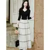 Conjunto de Cuello de Cisne Lingqian Zhihe Top de Punto Ajustado Estilo Francés y Falda Elegante de Malla