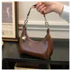 Bolso de media luna de cuero encerado vintage de alta gama de nicho, bolso de mano versátil de lujo ligero para el día a día, bolso de hombro y cruzado simple casual