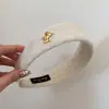 Diadema de Lana Roja Suave Estilo Año Nuevo con Borde Ancho y Logo Dorado de Pony para Mujer, Tacto de Alta Gama, Diadema que No Aprieta, Accesorio para el Cabello