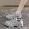 Nuevos zapatos deportivos de doble malla para otoño para mujer, modernos y versátiles, zapatillas casuales de bloques de color, transpirables y cómodos, zapatos de plataforma gruesa para mujer que aumentan la altura