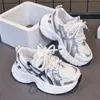 Novos sapatos estilo pai para meninos 2026, malha respirável, sola macia, antiderrapante, sapatos esportivos, sapatos casuais versáteis e modernos para crianças na primavera e no outono