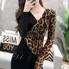 2020 Principios de Otoño Nueva Moda Camiseta Estampado Leopardo Costuras para Mujer Manga Larga Sentido del Diseño Irregular Top Ligero Maduro Camiseta Base