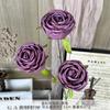 Arranjo de Flores Artificiais de Rosa para Decoração de Salão de Casamento com um Toque Sofisticado, Feito de Flores de Plástico