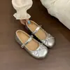 Sapatos Mary Jane combinados com uma saia, estilo fada, novo modelo francês 2026, sapatos com tachas e laço, aumento interno de altura de 4cm