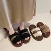 Chinelos peludos retrô da moda para outono e inverno, novo estilo, para usar ao ar livre, mocassins slip-on femininos de sola grossa, 2026