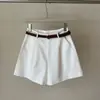 Shorts largos de comprimento 3/4, de cintura alta, que cobrem os quadris e afinam o corpo, para mulheres, novo estilo da primavera de 2026, estilo old money, shorts de terno preto e branco minimalista francês
