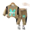 Conjunto sencillo de otoño de dos piezas para niños pequeños: Sudadera de bloques de color con mangas raglán y letra M, con pantalones jogger de color contrastante en los laterales