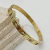 Pulseira Cruzada Europeia e Americana de Aço Titânio para Mulheres, Galvanizada a Ouro Real 18K, Não Desbota, Luxo Acessível de Zircônia Totalmente Diamantada