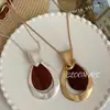 Colar Pingente Gota d'Água em Madeira Plissada Oca, Corrente de Clavícula Fashion, Simples e Versátil, Joia Elegante de Nicho de Alto Padrão