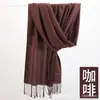 Bufanda de cachemira sintética para mujer versión coreana de otoño e invierno cálida color liso reunión anual bufanda de cachemira roja chal con flecos venta al por mayor de fábrica
