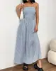 Vestido largo strapless de rayas azules y blancas único, estilo resort, corte ajustado, cintura plisada con bajo amplio y diseño hasta el suelo