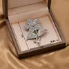 Broche de flor de diamantes completos a la moda, broche versátil de aleación con diamantes, pasador de joyería de perlas huecas, accesorios al por mayor