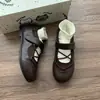 Zapatos Mary Jane planos de estilo retro en color marrón con punta redonda y correas cruzadas, nuevos planos casuales de punta baja para mujer primavera/verano 2026