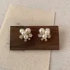 Brincos de Nicho Estilo Novo com uma Vibe de Luxo Minimalista, Apresentando Diamantes e Pérolas em um Design de Flor, Pequenos, Simples, Modernos e Versáteis