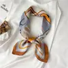 Bufanda de seda europea y americana para mujer, moderna, con estampado geométrico de caballo, de 70 cm, cuadrada, pequeña, profesional, decorativa, con cinturón para el pelo, ligera y de lujo.
