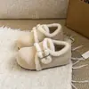 Sapatos de algodão estilosos, forrados com fleece e quentes, estilo Birkenstock, para mulheres, coleção outono/inverno 2026, com parte externa felpuda, espessados para conforto, versáteis e com forro fofo de algodão