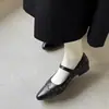 Sapatos Mary Jane de Salto Baixo Estilo Francês para Mulheres, 2026 Primavera e Outono Novos Sapatos de Couro com Tachas, Bico Fino, Salto Baixo, Boca Rasa