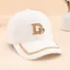 Gorra con Letra D de Pedrería para Mujer Moda Otoño e Invierno Gorra de Béisbol con Visera de Piel Engrosada Estilo Coreano Casual Tendencia