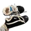 Tênis quentinhos estilo retrô com forro de fleece para mulheres, nova coleção de inverno 2026, sapatos casuais populares, de sola grossa, versáteis, estilo treino alemão, sapatos de algodão felpudo