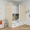 Cama de tatami com armazenamento para apartamento pequeno, com armário integrado e divisória, criando um cômodo pequeno na sala de estar, cama fechada de madeira maciça feita sob medida