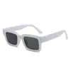 Gafas de sol cuadradas con tachuelas para mujer, nueva versión coreana del mismo estilo, gafas de sol de moda anti-ultravioleta al por mayor