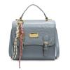 Bolso cuadrado pequeño portátil con relieve lindo de diseño de nicho de moda popular de este año, bandolera casual para ir al trabajo que combina con todo