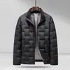 Chaqueta de plumas para hombre de otoño e invierno, directa de fábrica, plumón de pato nuevo estándar nacional, cuello alto, estilo corto, costuras selladas para evitar fugas de plumón, chaqueta para hombres jóvenes y de mediana edad