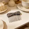 Pente de cabelo decorativo estilo coreano com nó de borboleta de strass brilhante, um acessório de cabelo luxuoso para penteados semi-presos