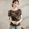 Camiseta de Malha com Estampa Floral Gola Careca Feminina Manga Curta Verão 2025 Costura Orelha-de-Pau Top Design Nicho Feminino