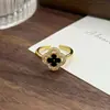 Anel Aberto Vintage Trevo Forma de Diamante Floral Gota de Óleo Escura com um Toque Único de Nicho de Luxo