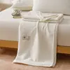 Manta toalla de gasa de tres capas jacquard de algodón puro Jialiya, manta de algodón puro de color liso, ropa de cama para sofá, manta de ocio, compra al por mayor