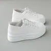 Zapatillas blancas cómodas para mujer que aumentan la altura, nueva versión coreana 2026, punta redonda, sin cordones ligeras, zapatos casuales de suela gruesa para personas petite