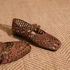 Sandálias rasteirinhas de malha vazada estilo francês com fivela dupla para mulheres, novos sapatos rasos de verão Mary Jane com uma alça de fivela respirável